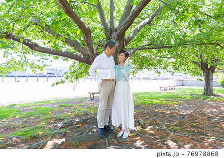 大きな木の下新緑に包まれ横浜を楽しむシニア夫婦 ライフタイル 大きな木の下新緑に包まれ横浜を楽しむシニア夫婦 ライフタイル 76978868
