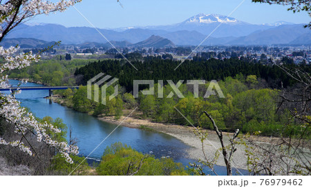 秋田駒ヶ岳と玉川　春の八乙女公園より　秋田県大仙市 76979462