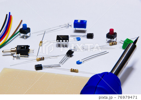 散らばっている電子部品 / 全体・はんだごて 散らばっている電子部品 / 全体・はんだごて 76979471