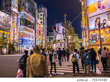 日本の東京都市景観　3度目の宣言初日。多くの人出…もはや国民には響かない…＝4月25日、秋葉原 76979488