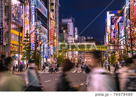日本の東京都市景観　3度目の宣言初日。多くの人出…もはや国民には響かない…＝4月25日、秋葉原 76979489