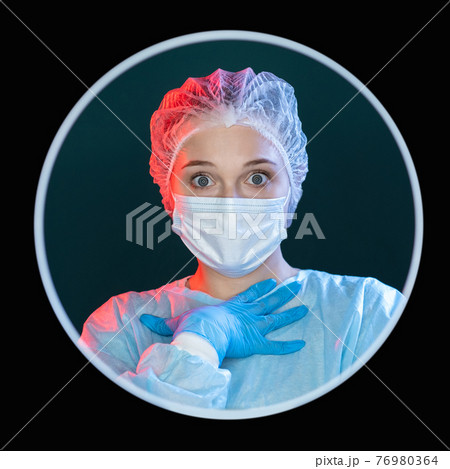 surprised doctor speechless nurse in round frame surprised doctor speechless nurse in round frame 76980364