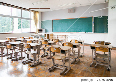 小学校の教室 76983690