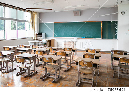 小学校の教室 76983691