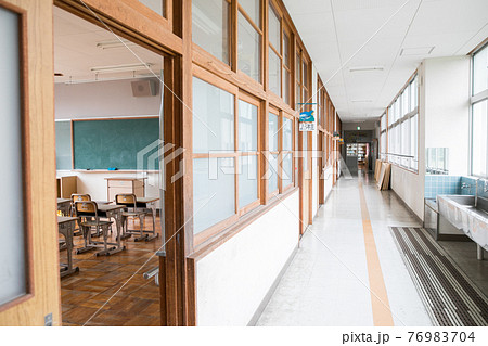 小学校の廊下 76983704