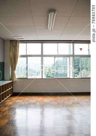 小学校の教室　 76983705