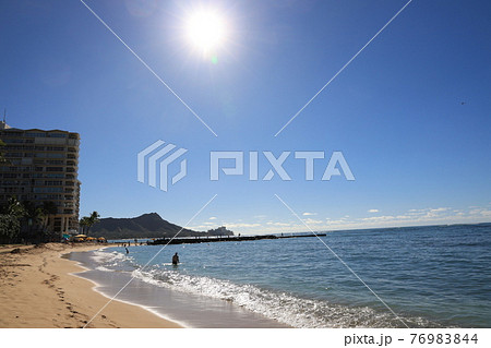 【アメリカ】ハワイ　ホノルルの日の出と美しい海と青い空 76983844