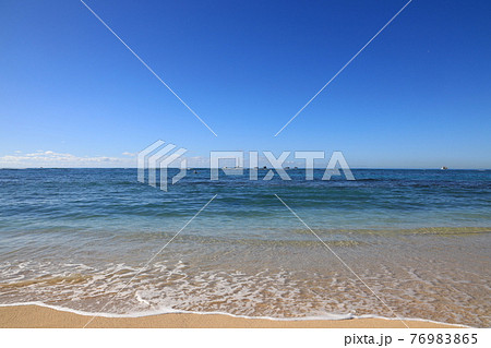 【アメリカ】ハワイ　ホノルルの日の出と美しい海と青い空 76983865