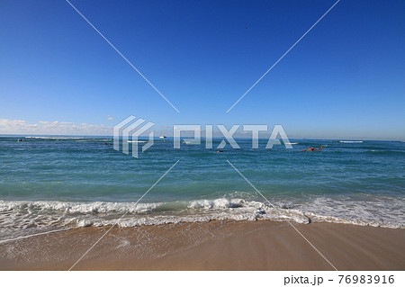 【アメリカ】ハワイ ホノルルの日の出と美しい海と青い空 【アメリカ】ハワイ ホノルルの日の出と美しい海と青い空 76983916