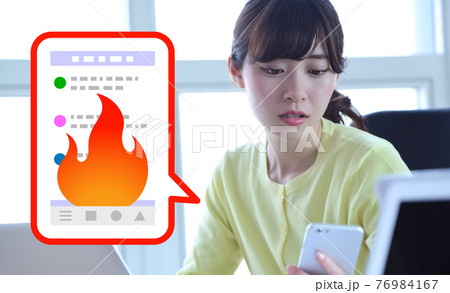 ネット炎上して困る女性イメージ ネット炎上して困る女性イメージ 76984167