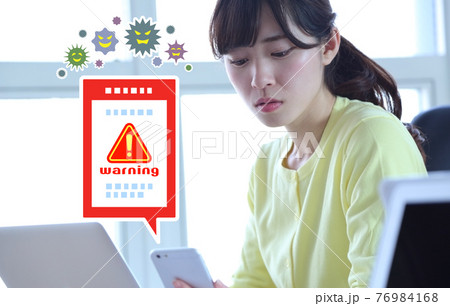 スマホがウイルスに感染して困る女性のイメージ スマホがウイルスに感染して困る女性のイメージ 76984168