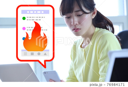 ネット炎上して困る女性イメージ 76984171