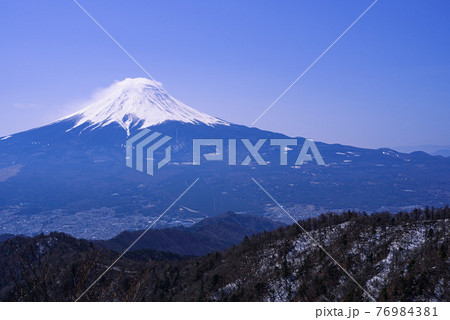 （山梨県）快晴の空と富士山・三ッ峠から 76984381