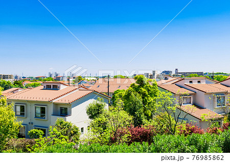 青空が広がる郊外の住宅地　多摩ニュータウン 76985862