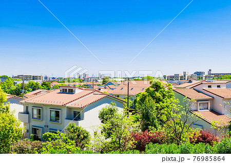 青空が広がる郊外の住宅地　多摩ニュータウン 76985864