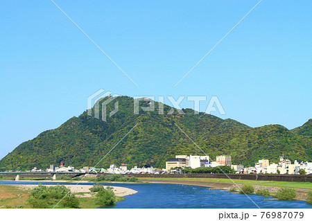 岐阜市、長良川と金華山の風景 76987079