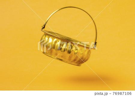 Empty golden pot 76987106