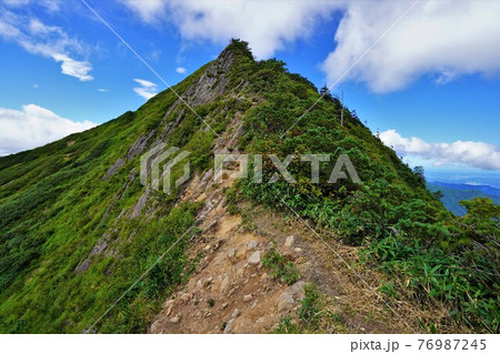 荒沢岳山頂直下の登山道 荒沢岳山頂直下の登山道 76987245