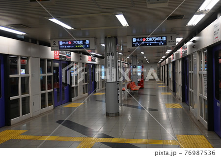 京都東山駅構内の階段 76987536