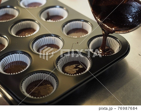 ガトーショコラ作り　ソースを型に流す　スイーツ作り　お菓子作り　 76987684