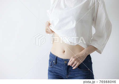 お腹　ウエスト　くびれ　 76988046