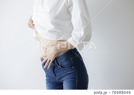 お腹　ウエスト　くびれ　 76988049