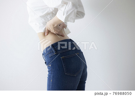 お腹　ウエスト　くびれ　 76988050