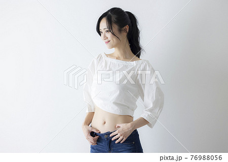 お腹　ウエスト　くびれ　 76988056