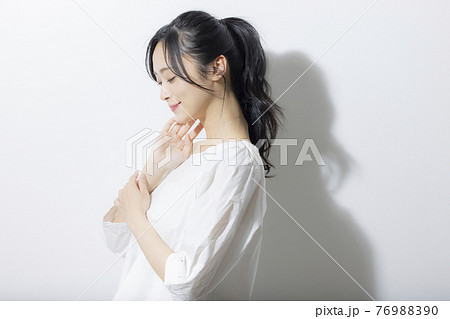 女性　ビューティー　スキンケア 76988390