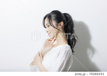 女性　ビューティー　スキンケア 76988391