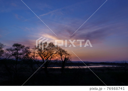 夕焼け空とシルエット 76988741