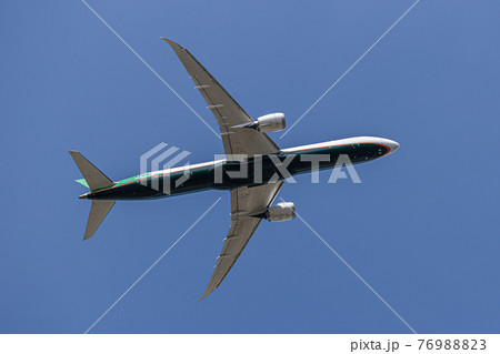 成田空港を離陸し上昇を続ける飛行機 成田空港を離陸し上昇を続ける飛行機 76988823