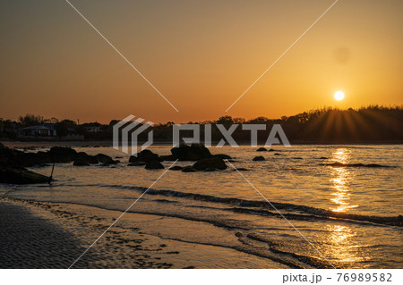 キワ・ラ・ビーチから登る朝日 キワ・ラ・ビーチから登る朝日 76989582