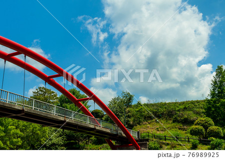 佐賀県嬉野市の轟の滝を見る橋 赤い橋 佐賀県嬉野市の轟の滝を見る橋 赤い橋 76989925
