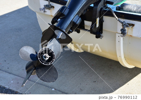 漁船に取り付けられた船外機 76990112