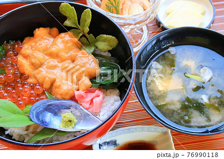 旬を過ぎたウニとイクラの二色丼 76990118