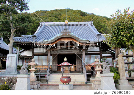 甲山の南側の山麓に位置する甲山大師神呪寺の本殿 真正面から撮影 甲山の南側の山麓に位置する甲山大師神呪寺の本殿 真正面から撮影 76990196