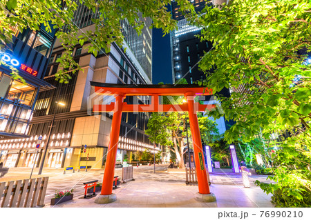 《東京都》新緑の日本橋室町・鳥居のあるオフィス街 76990210