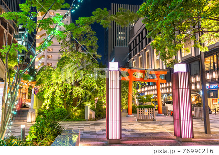 《東京都》新緑の日本橋室町・鳥居のあるオフィス街 76990216