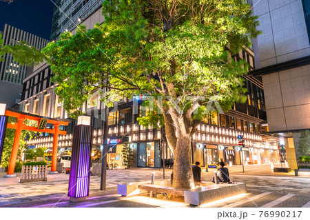 《東京都》新緑の日本橋室町・鳥居のあるオフィス街 76990217