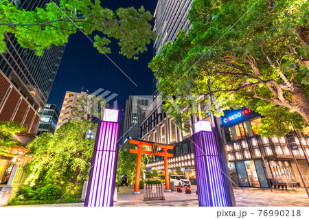 《東京都》新緑の日本橋室町・鳥居のあるオフィス街 76990218