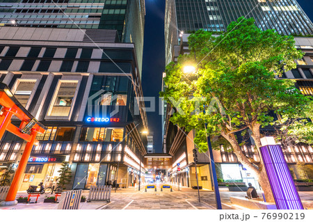 《東京都》新緑の日本橋室町・鳥居のあるオフィス街 76990219