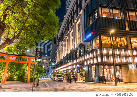 《東京都》新緑の日本橋室町・鳥居のあるオフィス街 76990220