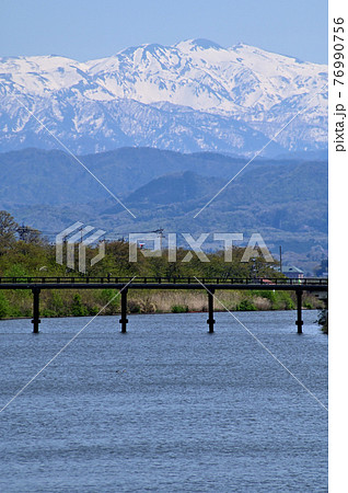 石川県　新堀川からの白山 76990756