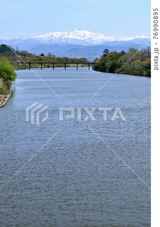 石川県　新堀川からの白山 76990895