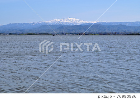 石川県　柴山潟から臨む白山 76990936