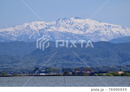 石川県　柴山潟から臨む白山 76990939