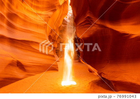 アンテロープキャニオンの光芒 76991043