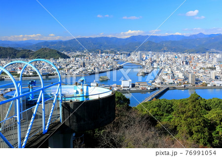 【高知県】五台山公園からの高知市街地 76991054