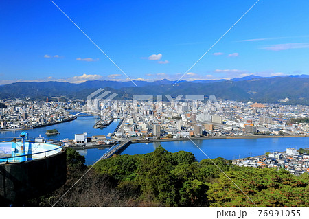 【高知県】五台山公園からの高知市街地 76991055